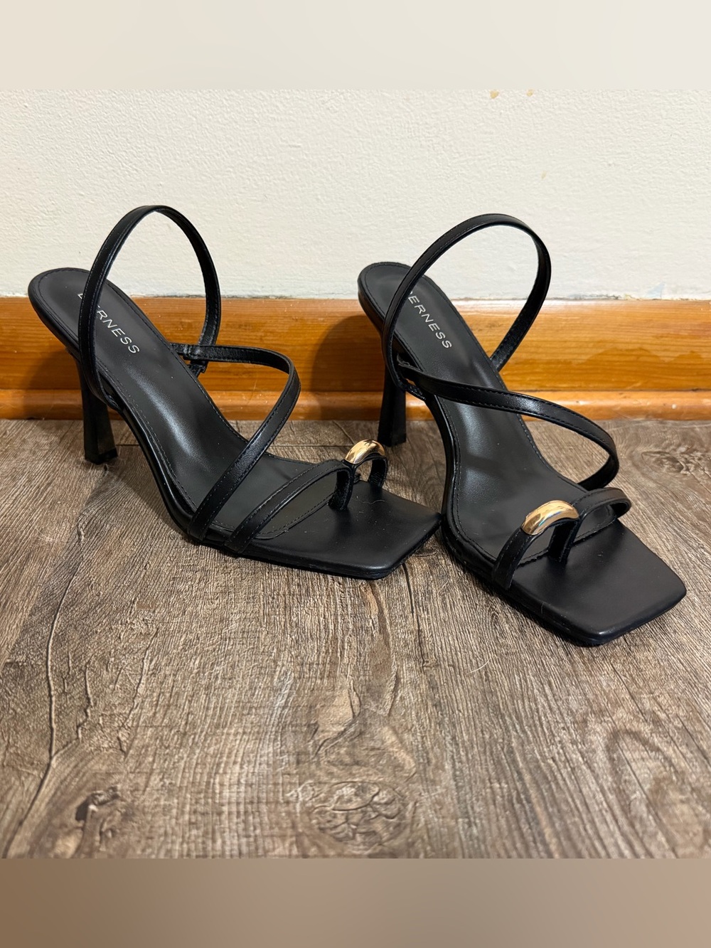 BERNESS Hildegarde Toe Loop Sandals
